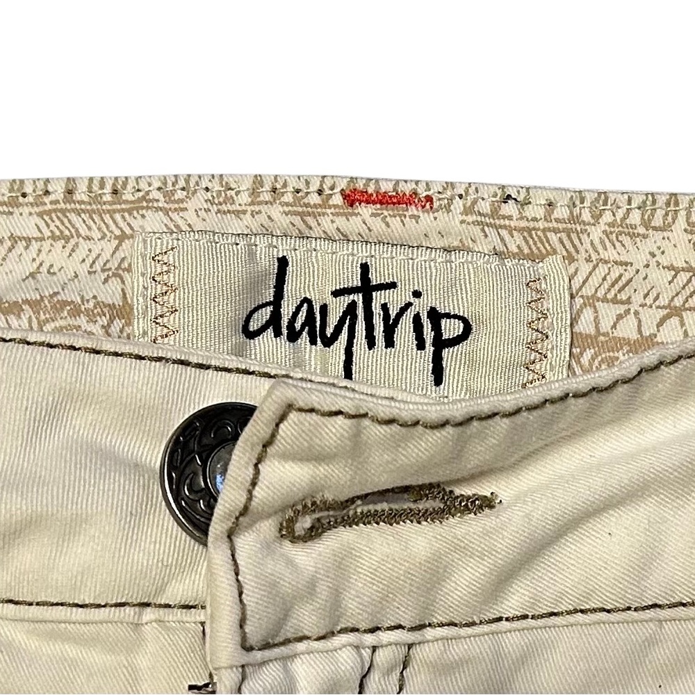 Daytrip Sz 29 Women's Cotton Shorts with factory distressing & colorful design - Picture 2 of 9